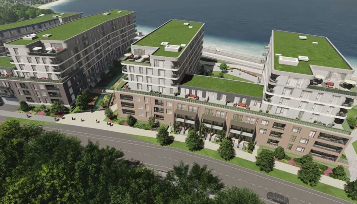 Prefabrykowany moduł łazienkowy z kompletną instalacją sanitarną widoczną z boku, w hali produkcyjnej.